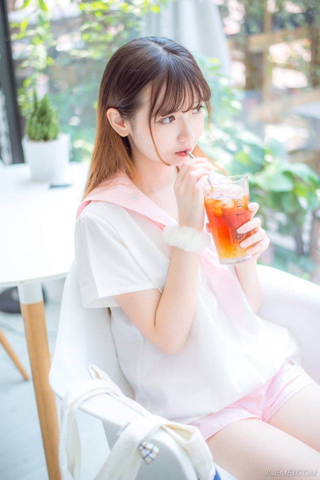 “二哥。”就在此时，门外进来一名风尘仆仆的汉子，一身百姓打扮，若非双目间目光有些慑人，乍一看去，与普通百姓无异，见到诸葛亮，躬身一拜。